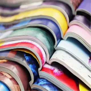 Plusieurs magazines les uns sur les autres